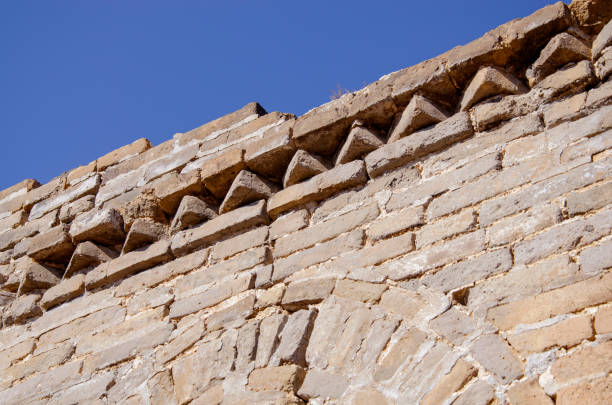 vecchia sezione in rovina della grande muraglia cinese sulla montagna. muro cinese distrutto sull'architettura della montagna della vecchia città antica - chinese wall foto e immagini stock