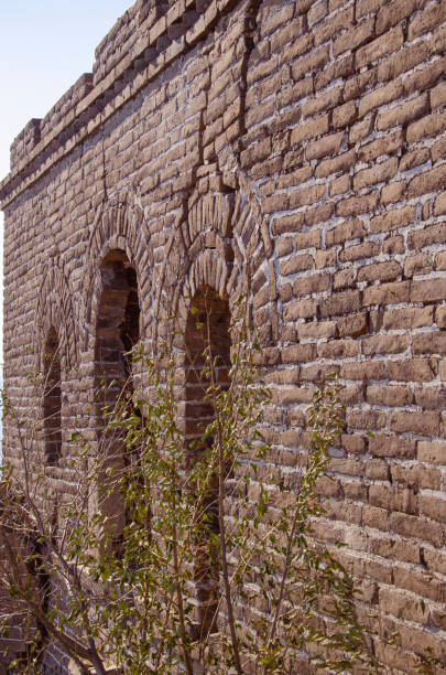 old ruined section of great chinese wall on mountain. destroyed chinese wall on the mountain architecture of antiquity old city - chinese wall foto e immagini stock