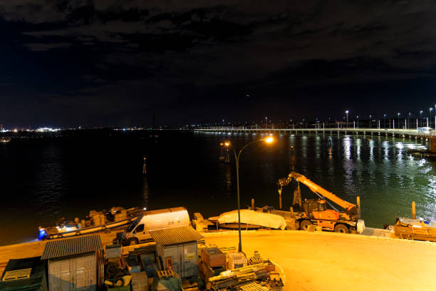 vista panorâmica do mar mediterrâneo com noiva barragem na cidade de veneza em nigth. - dam venice italy mediterranean sea italy - fotografias e filmes do acervo