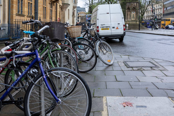 ラック入りの自転車、環境に優しい地元の交通機関。 - bicycle rack bicycle parking community ストックフォトと画像
