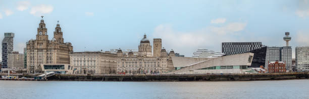 panorama da orla de liverpool capturado de liverpool, reino unido 16 de janeiro de 2024 várias imagens tiradas no calçadão de seacombe no wirral. - cunard building - fotografias e filmes do acervo