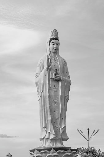 Mother Nam Hai is a statue of Avalokitesvara Bodhisattva located in Bac Lieu province. Besides Ba Chua Xu Temple, this place has the largest number of pilgrims. Every year it attracts hundreds of people to make pilgrimages here. In particular, this place has an 11m high statue of Mother Nam Hai, the largest Buddha statue in Bac Lieu province.