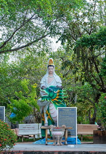 Mother Nam Hai is a statue of Avalokitesvara Bodhisattva located in Bac Lieu province. Besides Ba Chua Xu Temple, this place has the largest number of pilgrims. Every year it attracts hundreds of people to make pilgrimages here. In particular, this place has an 11m high statue of Mother Nam Hai, the largest Buddha statue in Bac Lieu province.