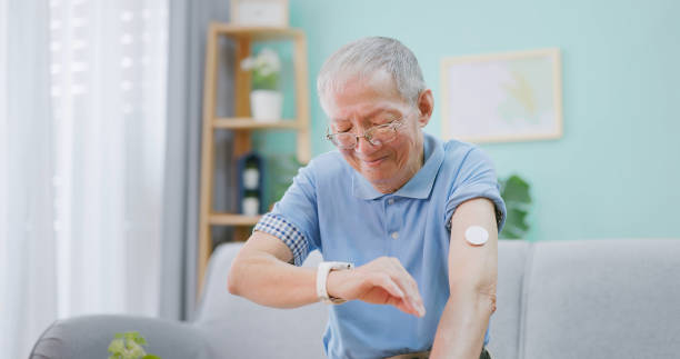 man-use-cgm-with-smartwatch.jpg?s=612x612&w=0&k=20&c=9LSS8hY2IhbtsDsG8lkpNY26jG2xaC72IWrQQ7zhhDQ=