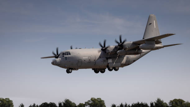 lockheed c-130 hercules - lockheed c 130 hercules military airplane military british military стоковые фото и изображения