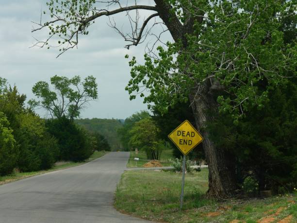 道路脇の行き止まりの警告。 - oklahoma sign road sign sky ストックフォトと画像