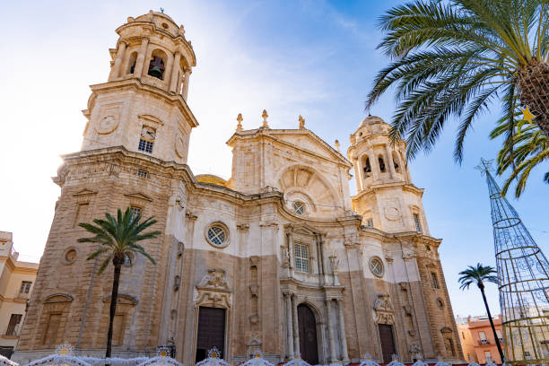 カディスのサンタクルス大聖堂のファサード、スペインのアンダルシア - christianity cadiz spain old town ストックフォトと画像