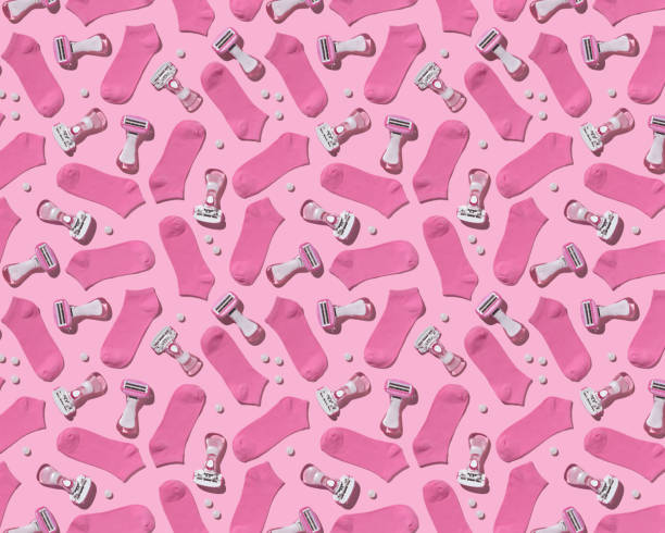 patrón de calcetines rosas y maquinillas de afeitar de mujer sobre fondo rosa. joky programado para el 8 de marzo - joky fotografías e imágenes de stock