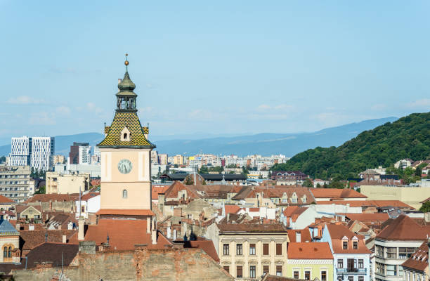 vista aérea com torre do relógio da prefeitura de brasov localizada na praça do conselho da cidade velha - 11193 - fotografias e filmes do acervo