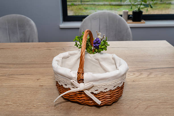 una cesta de pascua de mimbre vacía, decorada con boj y amentos, sobre una mesa. - picnic basket christianity holiday easter fotografías e imágenes de stock