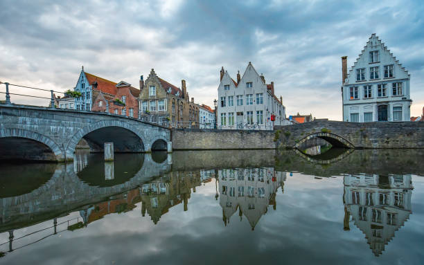 vista noturna tranquila da cidade velha de brugge, bélgica - bruges cityscape europe autumn - fotografias e filmes do acervo