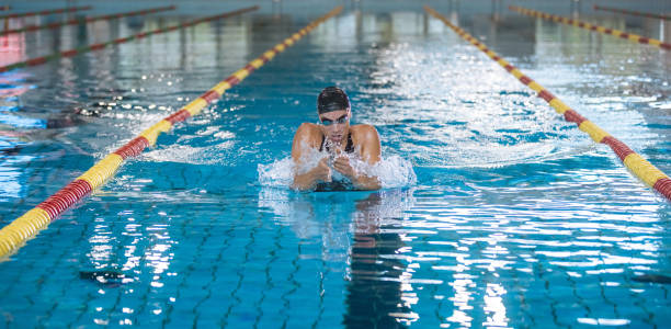 swimmer using breaststroke drills during a swim training session - braza fotografías e imágenes de stock