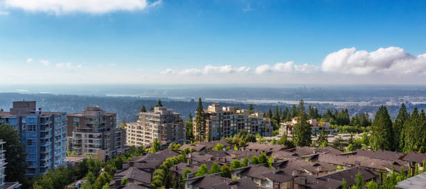 luftaufnahme von wohnhäusern und gebäuden auf dem gipfel des burnaby mountain - vancouver skyline city urban scene stock-fotos und bilder