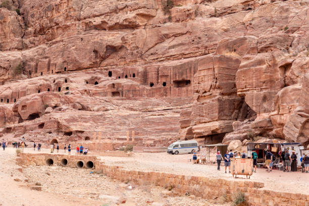 numerosas cuevas excavadas en las rocas en el reino nabateo de petra, en la ciudad de wadi musa en jordania - siq al barid fotografías e imágenes de stock