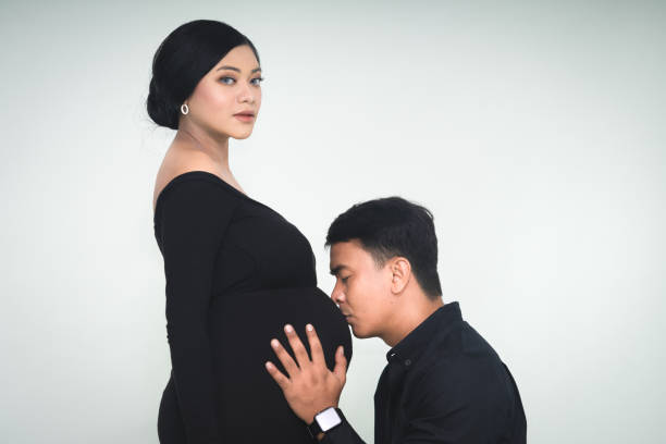 maternity concept at studio - heterosexual couple audio - fotografias e filmes do acervo