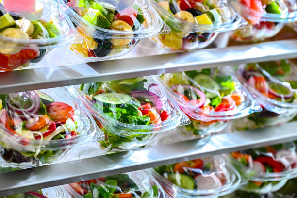 Boxes with fruit and vegetable salads in a commercial fridge – Foto