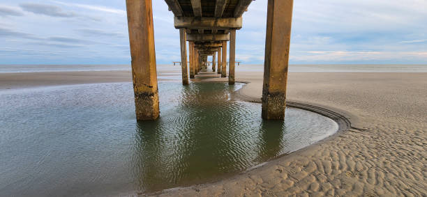 une vue panoramique sous une jetée sur le golfe du mexique à galveston, au texas. - gulf of mexico galveston pier panoramic photos et images de collection