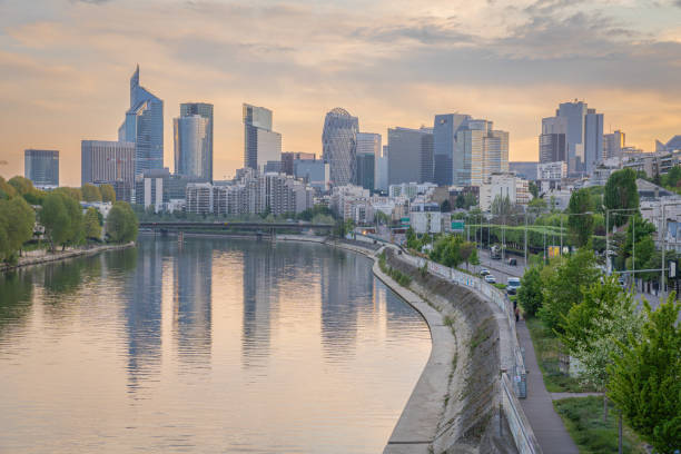 levallois-perret, france - 04 16 2020: panoramic view of the seine river and la defense towers district from levallois bridge at sunrise - paris france panoramic seine river bridge стоковые фото и изображения