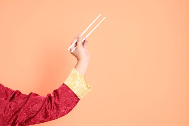 Use one hand to pick up the deep-fried dough sticks section with chopsticks