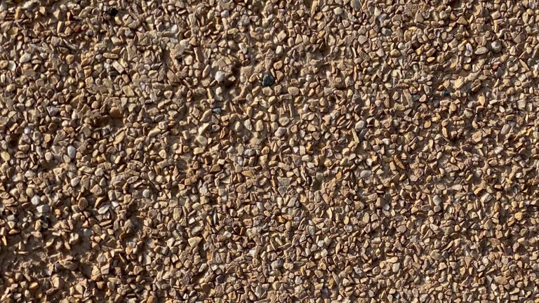 Wall covered with tiny pebbles