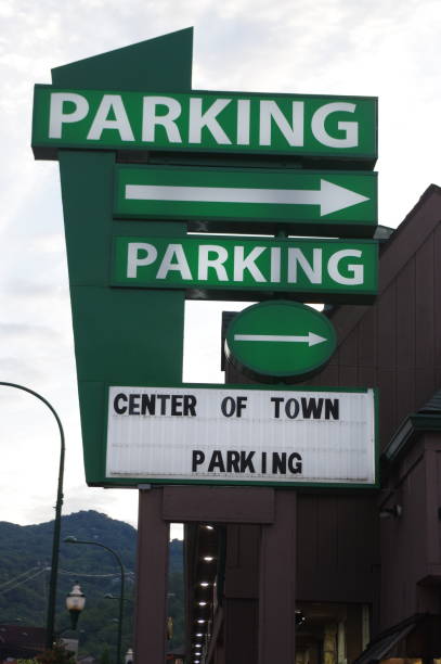 parking signs for public parking - gatlinburg tennessee city town 뉴스 사진 이미지