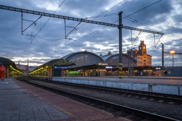 pociąg pasażerski w pobliżu peronu w zimowy wieczór w pradze cz 01 23 2024 - cz zdjęcia i obrazy z banku zdjęć