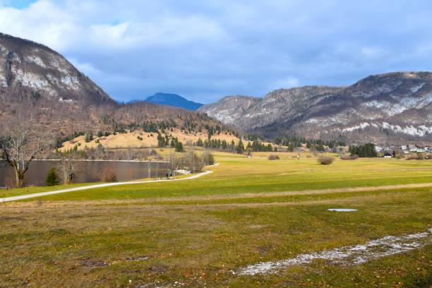 krajobraz nad jeziorem bohinj i alpami julijskimi w chmurach w gorenjska, słowenia - julian alps lake bohinj lake bohinj zdjęcia i obrazy z banku zdjęć