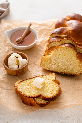Freshly baked hallah sliced served with butter and honey