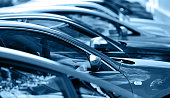 gruppe-von-autos-die-in-einer-reihe-park