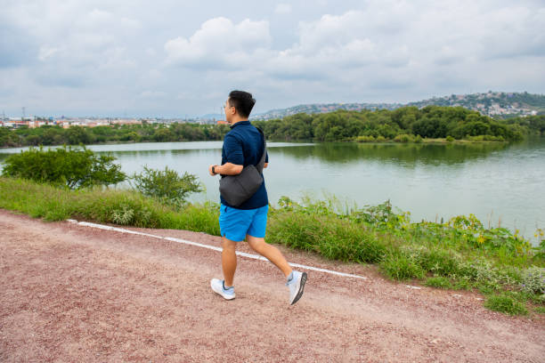 hombre coreano haciendo ejercicio en un parque público en méxico - gerardo huitrón fotografías e imágenes de stock