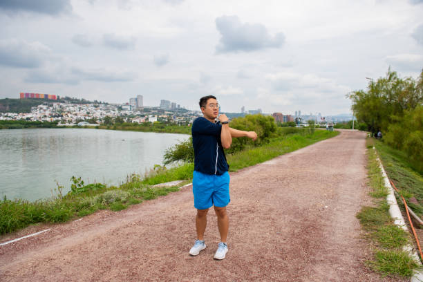 hombre coreano haciendo ejercicio en un parque público en méxico - gerardo huitrón fotografías e imágenes de stock