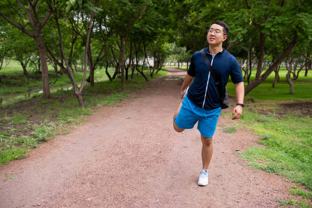 hombre coreano haciendo ejercicio en un parque público en méxico - gerardo huitrón fotografías e imágenes de stock