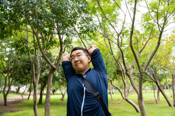 hombre coreano haciendo ejercicio en un parque público en méxico - gerardo huitrón fotografías e imágenes de stock