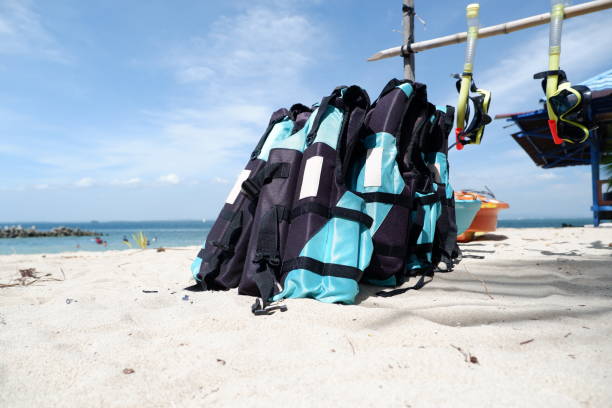 giubbotto di salvataggio blu o boa di sicurezza sulla sabbia della spiaggia. - life jacket life belt buoy float foto e immagini stock