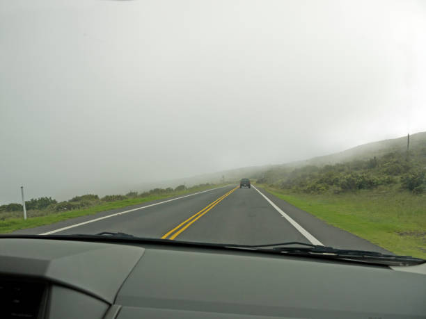구름이 적은 바람이 부는 산길을 달리는 자동차 - haleakala national park mountain winding road road 뉴스 사진 이미지