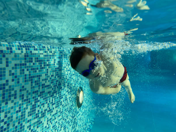 um menino nadando debaixo d'água na piscina - mobilestock freedom enjoyment blue - fotografias e filmes do acervo