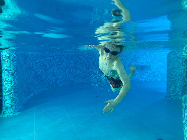 um menino nadando debaixo d'água na piscina - mobilestock freedom enjoyment blue - fotografias e filmes do acervo