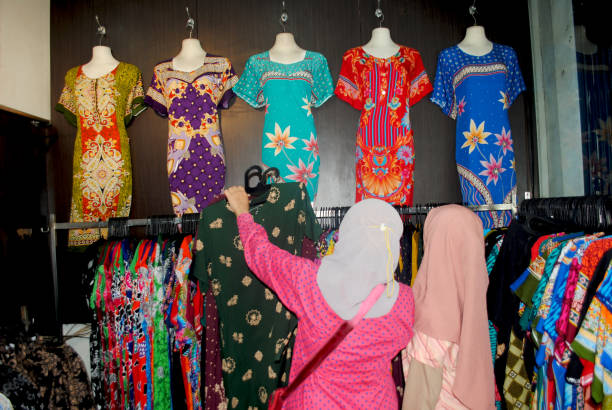 les femmes achètent des vêtements indonésiens en batik. - asian tribal culture photos photos et images de collection
