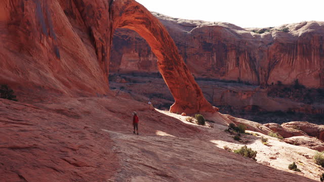 Hiking in USA Southwest: Corona and Bow Tie arch, Moab, Utah