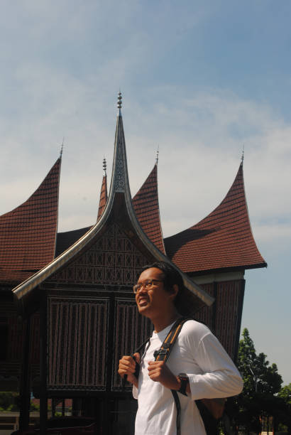 un jeune touriste explore l’indonésie. - asian tribal culture photos photos et images de collection
