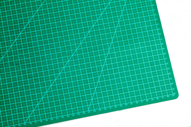 grüne schneidematte für bastelarbeiten - cutting board cutting mat photography horizontal stock-fotos und bilder