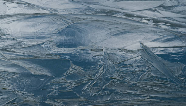 surface gelée de l’étang - ridé surface solide photos et images de collection