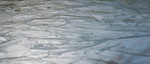 surface gelée de l’étang - ridé surface solide photos et images de collection