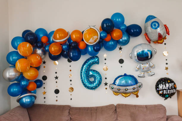 wystrój urodzinowy w stylu kosmosu. balony i cyfra 6 na ścianie - cyfra_  zdjęcia i obrazy z banku zdjęć