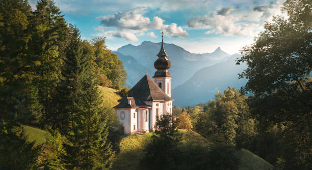 idyllisches kirchlein mitten in der natur - bayerische alpen stock-fotos und bilder