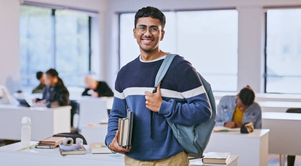 lächeln, student und porträt eines mannes in der klasse an der universität mit rucksack und büchern zum lernen. glücklicher, selbstbewusster und junger mann aus mexiko auf dem college-campus mit stipendium, das für den test lernt - male education college student nerd stock-fotos und bilder