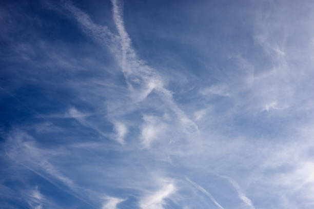 cielo nuvoloso astratto - cirri - vapor trail cirrus sky cloudscape foto e immagini stock