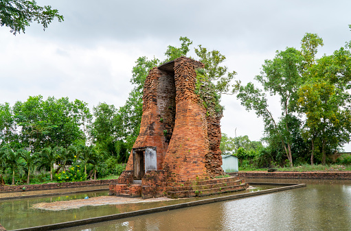 Located in Trung Hung 1B hamlet, Vinh Hung A commune, Vinh Loi district, Bac Lieu province, Vinh Hung tower is an ancient architectural work of the Oc - Eo culture that remains the only one in the Southwest in particular and Vietnam in general. In 1992, the ancient tower was ranked by the Ministry of Culture and Information as a national architectural and artistic relic. The ancient tower was built on a fairly large area on a promontory about 100 m wide, about 50 cm higher than the current field surface of the surrounding area. A special feature of Vinh Hung tower is that the tower's door faces southwest, unlike Binh Thanh Tay Ninh ancient tower and other ancient towers of the Cham people in the Central region, whose main door faces east.