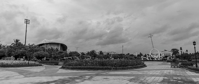 Hung Vuong Square is located in the provincial administrative center, Ward 1, Bac Lieu city, Bac Lieu province. This is one of the most beautiful squares in the Mekong Delta region and is considered one of the typical Bac Lieu tourist destinations. The unique artistic architectural complex in the square has helped this land rich in historical and cultural traditions score points on the Western tourist map. Hung Vuong Square has a total usable area of over 85,000m2, of which the square yard is over 40,000m2. The entire yard is paved with natural stone alternating between light gray and dark gray, looking like very lively musical notes. The square area includes many architectural works arranged into a harmonious, highly aesthetic and unique complex, creating a highlight for the urban space of Bac Lieu city.