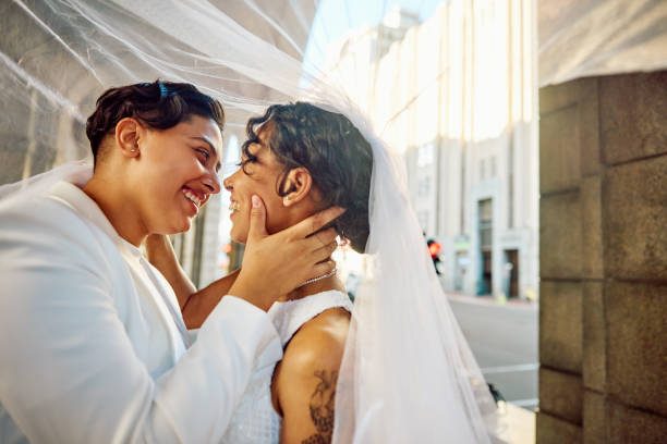 lgbtqia couple celebrating their love with an elopement wedding in the city. - homosexual wedding married engagement photos et images de collection